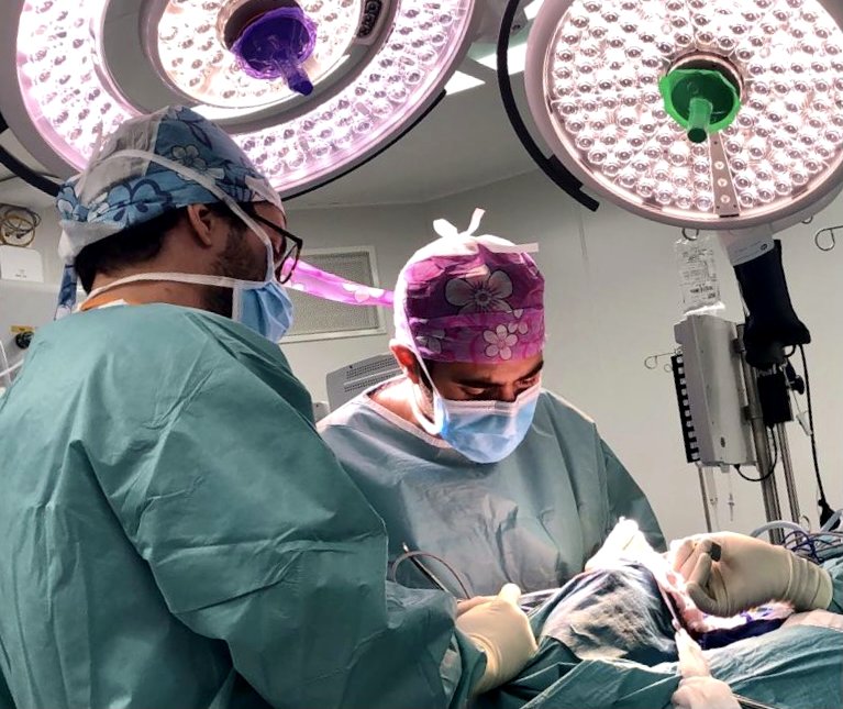 Il Dr Prud'homme in sala operatoria durante un intervento alle palpebre