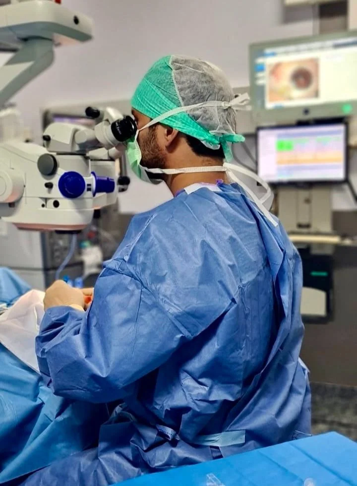 Dr Léo Prud'homme performing eye surgery with a microscope in the operating theatre
